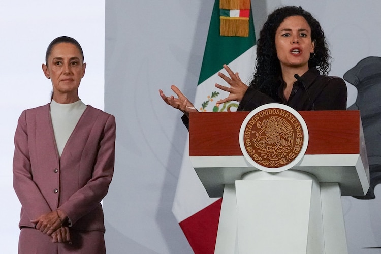 Luisa María Alcalde, consejera jurídica de la Presidencia, en la Conferencia del Pueblo; a su izquierda, la presidenta Claudia Sheinbaum.