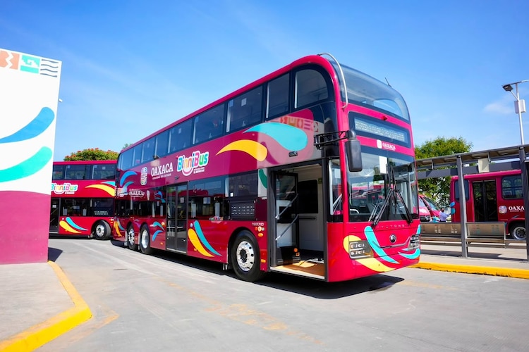 Unidades de dos pisos 100% eléctricas inician operaciones en la Zona Metropolitana de Oaxaca.