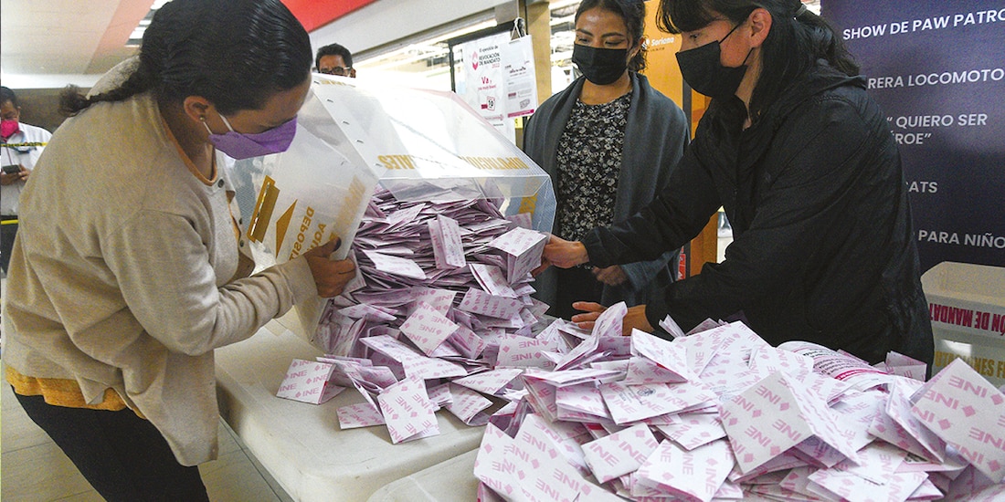 Funcionarias inician el recuento de boletas en una casilla instalada en Toluca, ayer.