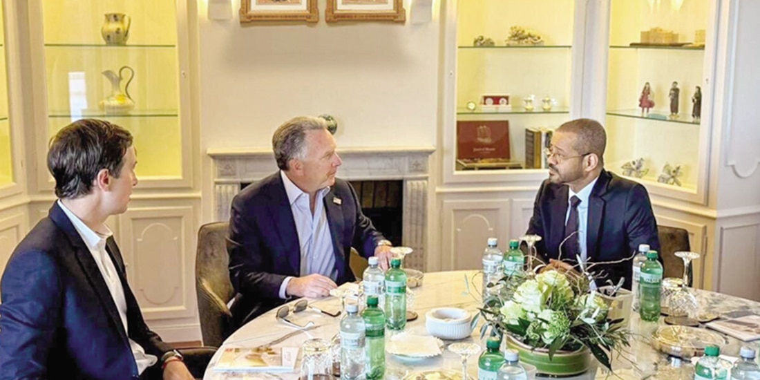 De izq. a der.: los enviados de EU, Jared Kushner y Steve Witkoff, y el canciller de Omán, Sayyid Badr bin Hamad Al Busaidi, el jueves, en las negociaciones sobre Irán.