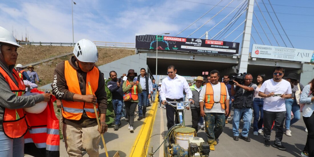 El gobernador de Puebla, Alejandro Armenta (c.), pintó banquetas ayer.