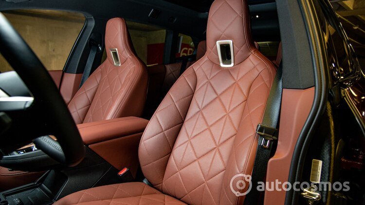 En los asientos frontales hay un par de bocinas.