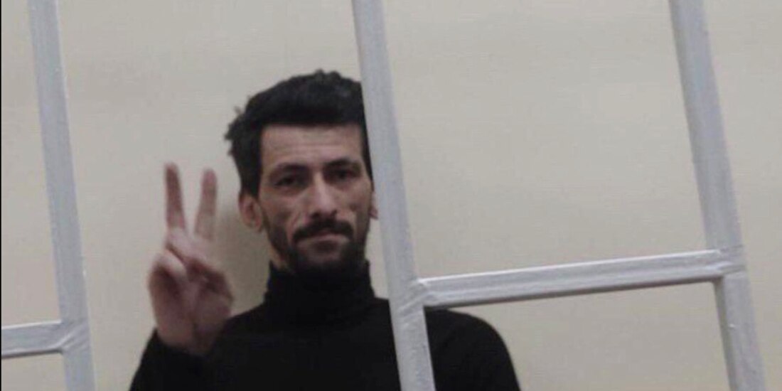 El cantante después de ser acusado bajo cuatro artículos del Código Penal, incluido el extremismo.