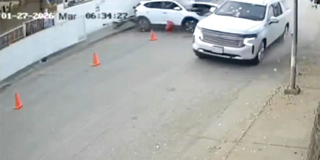 MOMENTO DEL CHOQUE entre un vehículo oficial con uno de los agresores.