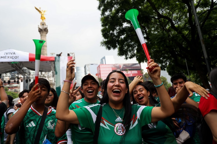 Aficionados de la Selección Mexicana comienzan a arribar al Ángel de la Independencia