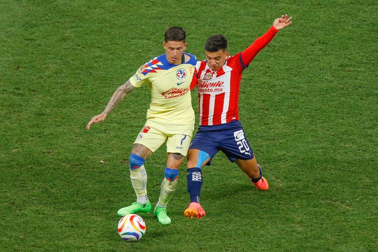 Una acción del América y Chivas de las semifinales de vuelta del Clausura 2024 de la Liga MX. La vuelta se juega en el Azteca.