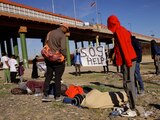 Migrantes protestan por las nuevas políticas migratorias, en Ciudad Juárez, ayer.
