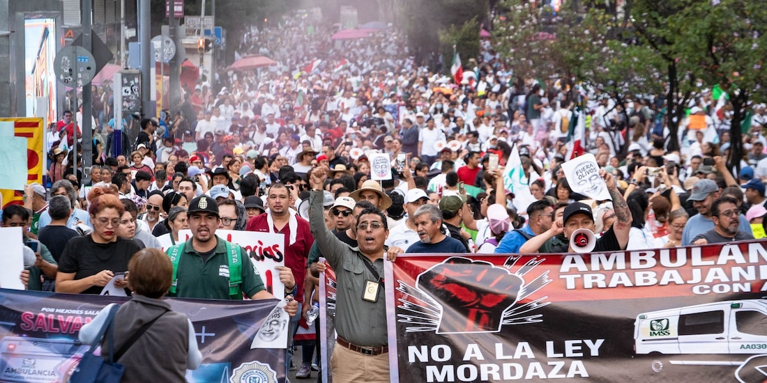 Trabajadores y jubilados del IMSS durante la marcha del 13 de octubre