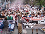Trabajadores y jubilados del IMSS durante la marcha del 13 de octubre