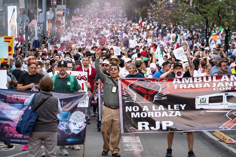 Aspecto de una marcha de trabajadores del IMSS en la CDMX.