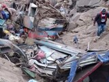 Restos del autobús que cayó en un barranco de Chuquisaca, Bolivia.