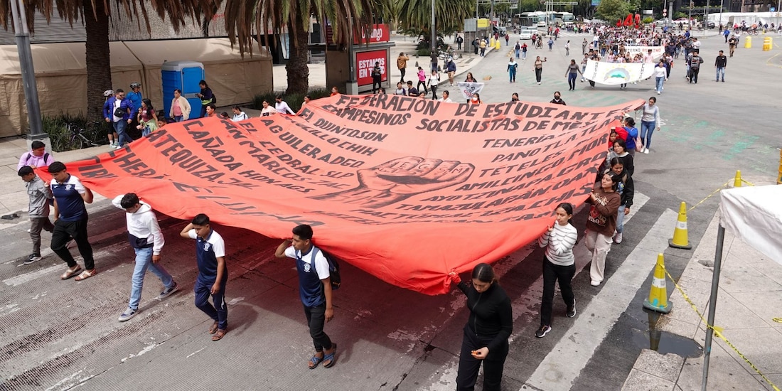 Aspecto de una marcha de normalistas en la Ciudad de México.