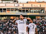 Javier "Chicharito" Hernández festeja su anotación de penalti en el duelo de la MLS entre LA Galaxy y Vancouver Whitecaps.