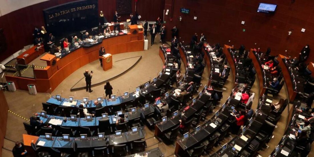 Mayoría legislativa avala reforma en Senado para que partidos devuelvan recursos directamente a la Federación.