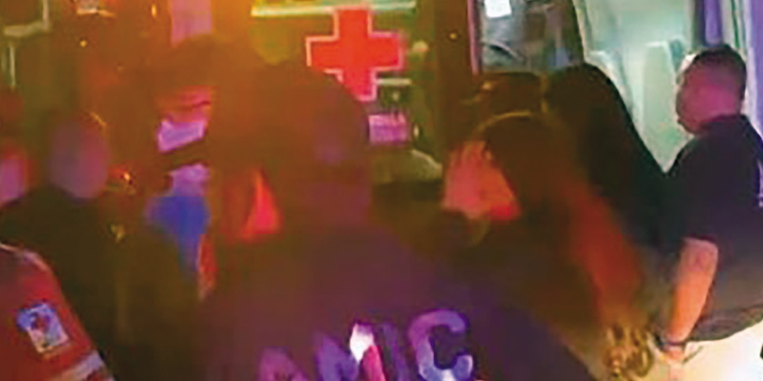 Agentes ministeriales de la FGJE de Sonora, al trasladar a los menores, ayer.