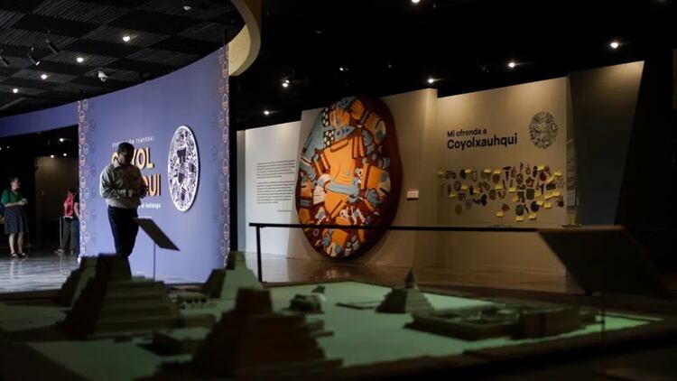 Un monolito que representa a Coyolxauhqui se exhibe en el Museo del Templo Mayor, en conmemoración del 45 aniversario del descubrimiento de la piedra circular, en Ciudad de México.