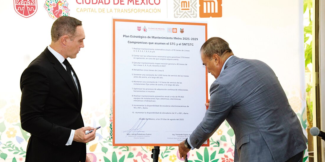 Adrián Rubalcava y Fernando Espino, ayer, al firmar un acuerdo.