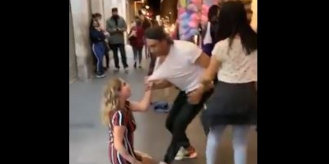 La joven le ruega a su ex que regrese