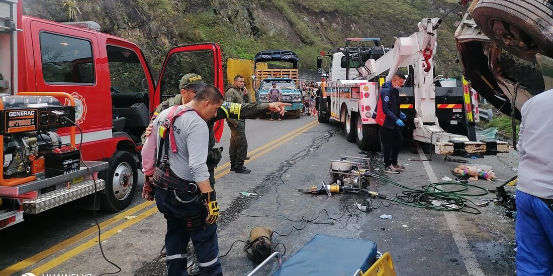 Bomberos y paramédicos de Colombia laboraron por nueve horas para retirar el autobús, que se volcó en una carretera del departamento de Nariño