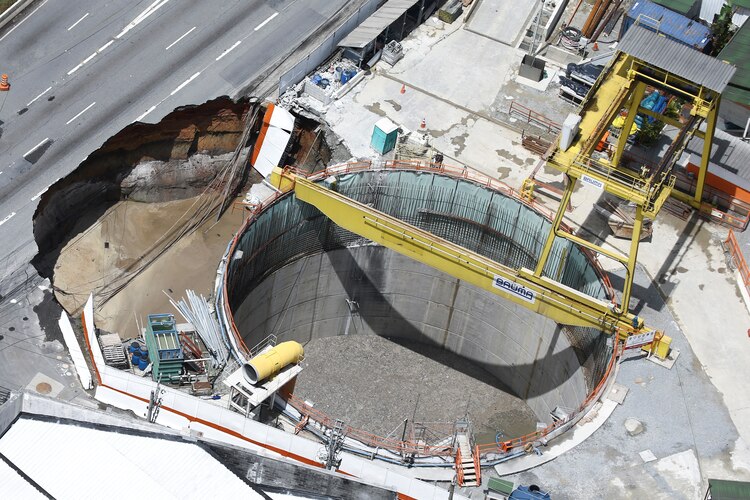 Una vista aérea muestra parte de una autopista colapsada sobre un sitio donde se realizaban obras de la nueva línea del metro en Sao Paulo, Brasil.