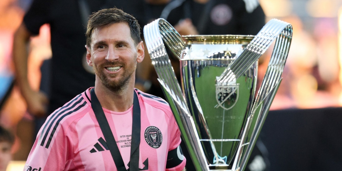 Lionel Messi con el trofeo de la MLS Cup.