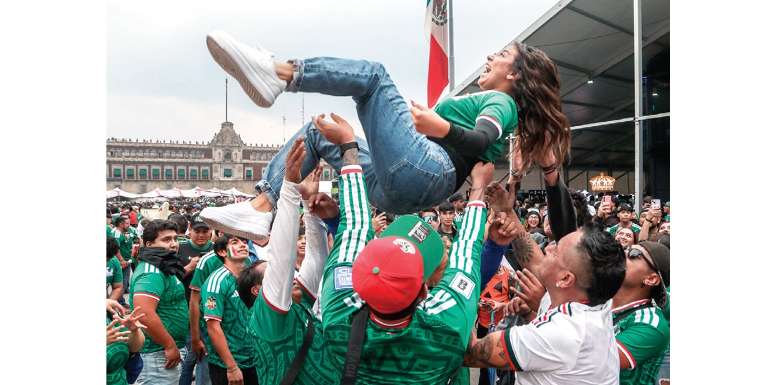 Aficionados celebran el partido entre México y Ecuador, ayer, en el Zócalo.