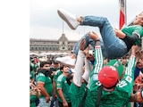 Aficionados celebran el partido entre México y Ecuador, ayer, en el Zócalo.