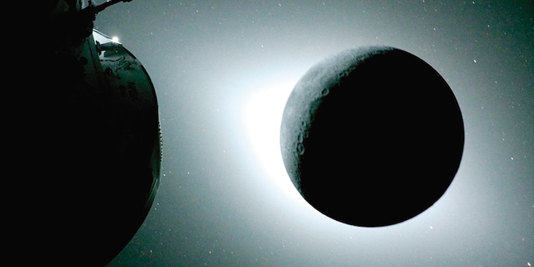 El punto brillante debajo del borde inferior derecho es Saturno.