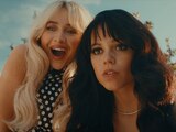 Sabrina Carpenter y Jenna Ortega se besan en el nuevo video de la cantante.