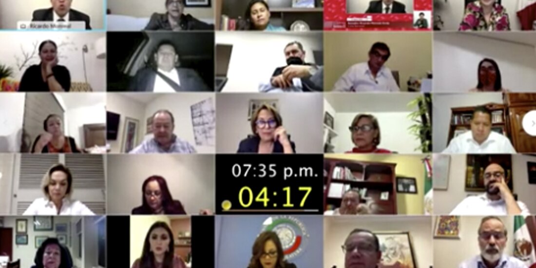 El líder de la bancada morenista, Ricardo Monreal, (esquina superior izquierda), en su intervención durante el debate de los cambios a la Ley de la Industria Eléctrica, ayer.