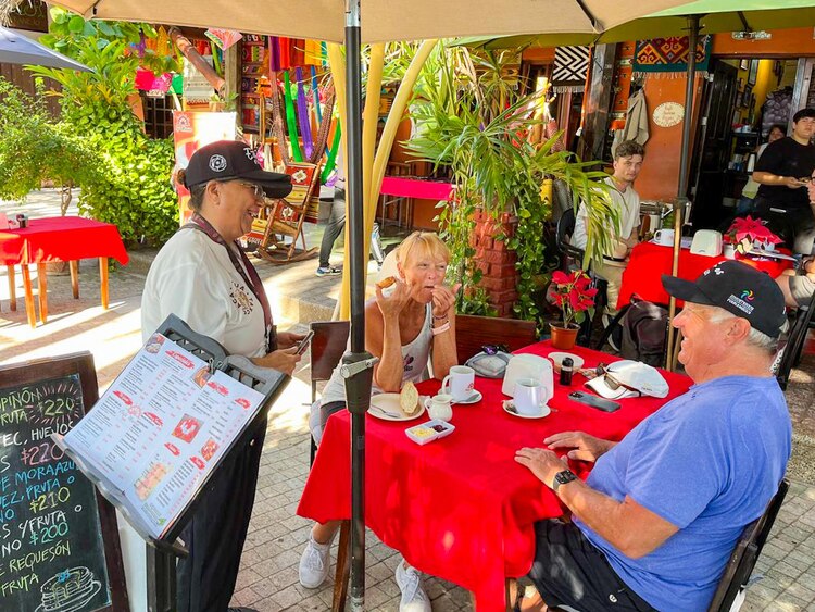 Turistas extranjeros arriban a Guerrero para recibir el 2025.