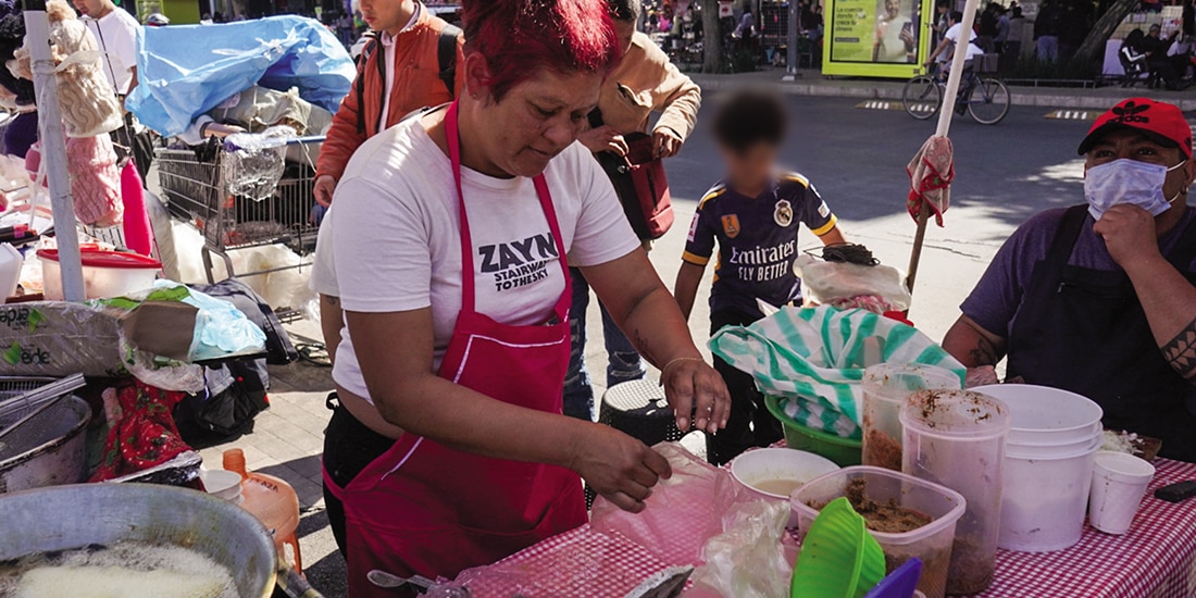 Ernesto Moreno y su esposa, ayer, en su negocio de arepas en la Alameda Central.