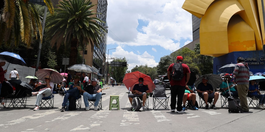 Bloqueo de la CNTE sobre Paseo de la Reforma, a la altura de El Caballito.