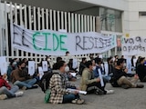 Estudiantes del CIDE protestan desde la calle.