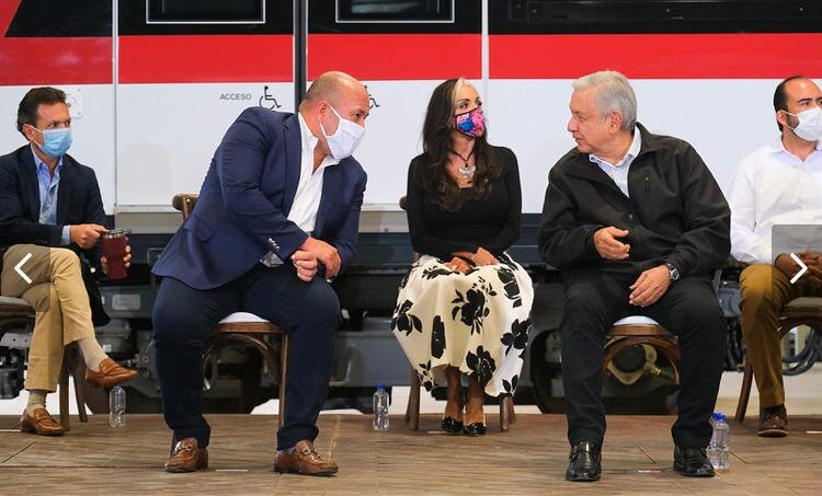 A la izquierda, Enrique Alfaro; a la derecha, Andrés Manuel López Obrador