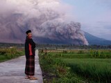 Un hombre mira mientras el monte Semeru expulsa material volcánico durante una erupción el domingo 4 de diciembre de 2022 en Lumajang, Java Oriental, Indonesia