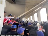 Momento en el que policías desalojan a aficionados del Necaxa del Estadio Azteca, durante el duelo ante Cruz Azul en el repechaje de la Liga MX.