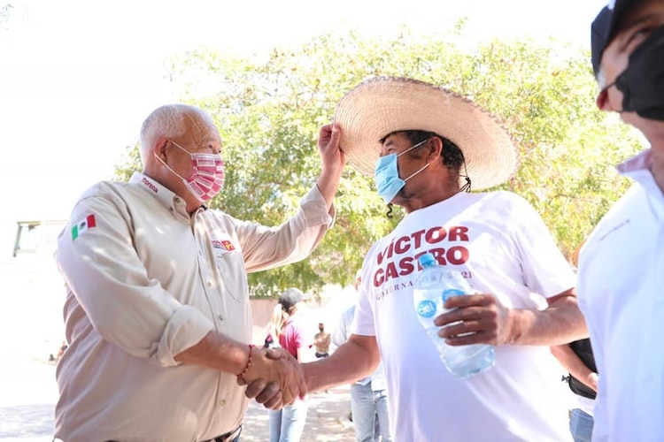 Víctor Manuel Castro en una nueva visita al municipio de Mulegé, el sábado.