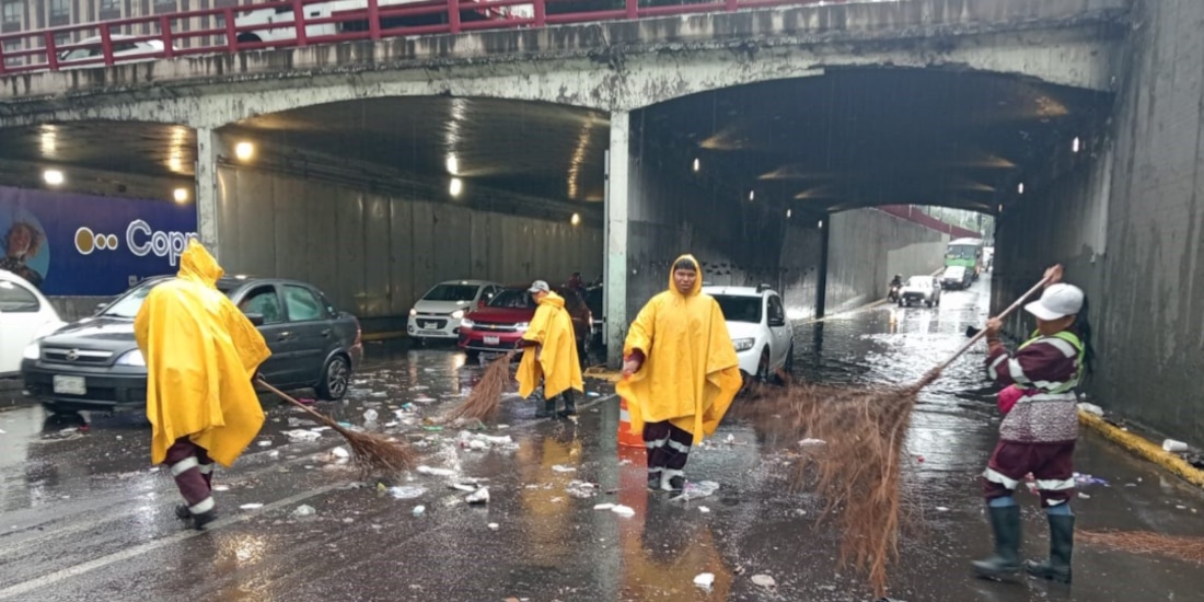 Personal de la Sobse barre Tlalpan, tras un encharcamiento el 16 de junio.