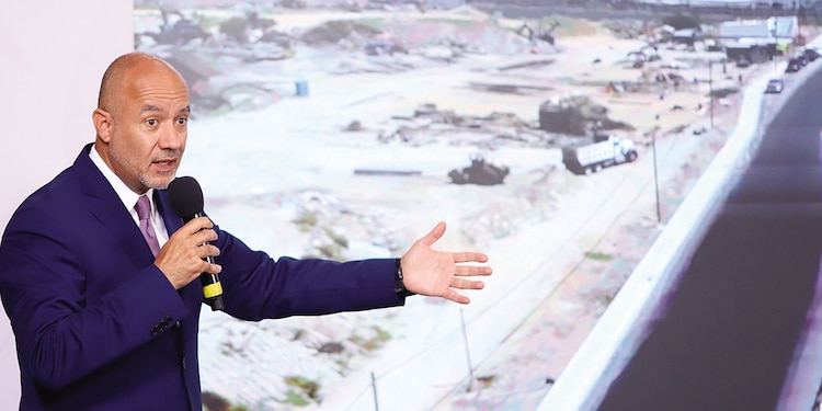 El titular de la SICT, Antonio Esteva Medina, explica ayer los progresos