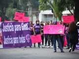 Las manifestantes sostienen pancartas con mensajes de petición de justicia para Gina.