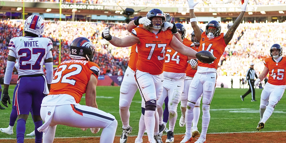Frank Crum (73), liniero ofensivo de los Broncos de Denver, celebra con sus compañeros de equipo después de un touchdown el sábado pasado.