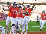 Frank Crum (73), liniero ofensivo de los Broncos de Denver, celebra con sus compañeros de equipo después de un touchdown el sábado pasado.