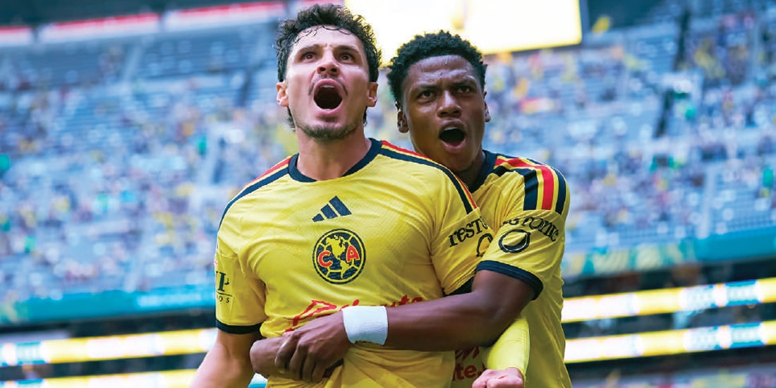 RAPHAEL VEIGA y Óscar Perea celebran el primer gol de los azulcremas, ayer.