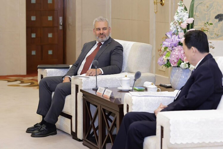 Alfredo Ramírez Bedolla y Zhou Naixiang tras la firma de la carta de intención en Shandong, China.