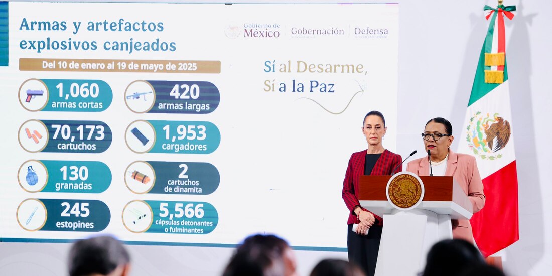 La titular de Segob, Rosa Icela Rodríguez (der.) y la Presidenta Claudia Sheinbaum, ayer, en conferencia de prensa en Palacio Nacional.