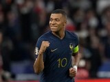Kylian Mbappé celebra tras anotar el gol para que Francia venciera 1-0 a Grecia en las eliminatorias de la Eurocopa