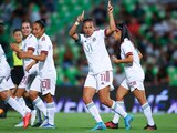 Futbolistas de la Selección Mexicana Femenil celebran uno de sus goles contra Perú en Torreón.