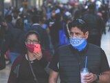 Miles de personas transitan por el Centro Histórico pese al alza de contagios por COVID-19