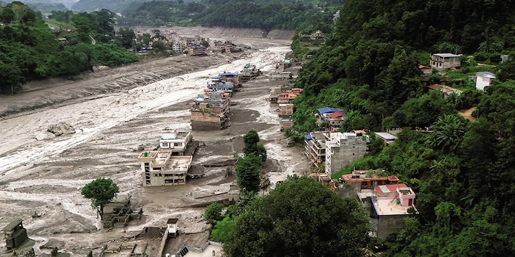 El barro cubre casas y una carretera después de una inundación repentina en Trishuli, Nepal, ayer.